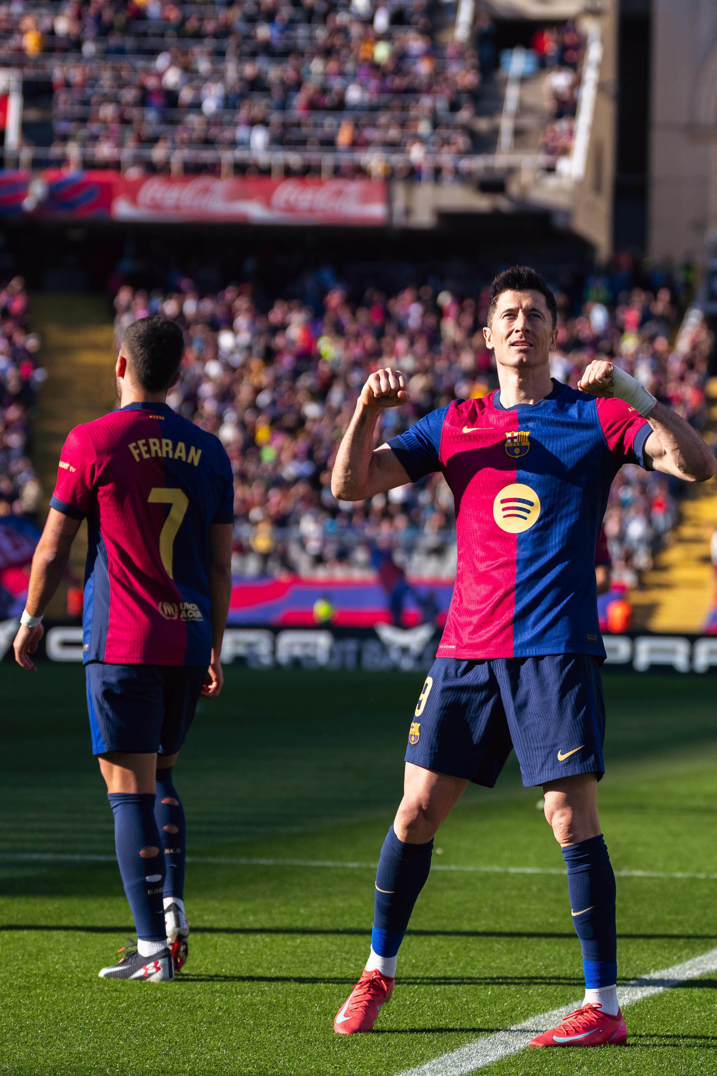 莱比锡险胜曼联，莱万乌龙送礼欧联杯